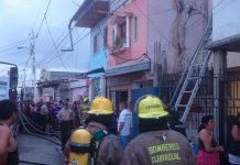 Según el Cuerpo de Bomberos de Guayaquil, 17 personas fallecieron por asfixia y una más murió camino a una casa de salud.
