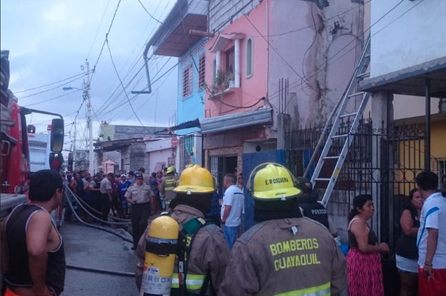 Seg&uacute;n el Cuerpo de Bomberos de Guayaquil, 17 personas fallecieron por asfixia y una m&aacute;s muri&oacute; camino a una casa de salud.