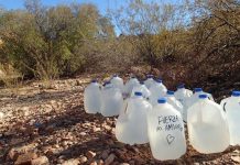 El juicio en contra de cuatro voluntarios del grupo No Más Muertes que enfrentan cargos por colocar agua en la frontera de Arizona para salvar la vida de inmigrantes indocumentados comenzó hoy. (Foto de twitter @SinEmbargoMX)