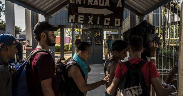 Tras su entrada, los migrantes tomaron rumbo hacia la ciudad de Tapachula, escoltados por miembros de Protección Civil y algunos agentes de la Policía estatal.