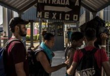 Miles de migrantes inician su travesía por México sin seguir cauces formales Tras su entrada, los migrantes tomaron rumbo hacia la ciudad de Tapachula, escoltados por miembros de Protección Civil y algunos agentes de la Policía estatal.