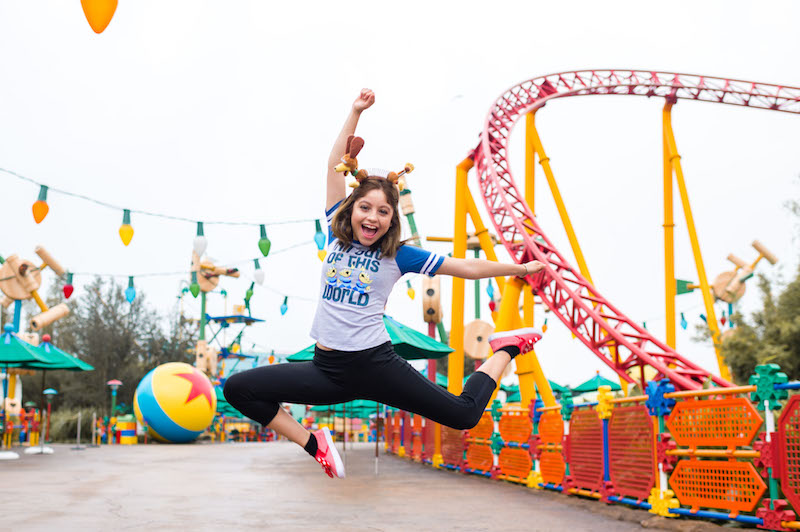  Karol Sevilla, la joven protagonista de &ldquo;Soy Luna&rdquo; de Disney Channel, se divirti&oacute; como ni&ntilde;a durante sus vacaciones en Walt Disney World Resort en Florida, donde recorri&oacute; el patio de Andy en Toy Story Land, la nueva &aacute;rea tem&aacute;tica en el parque Disney&rsquo;s Hollywood Studios. Foto Cortes&iacute;a: Charlene Guilliams / Walt Disney World Resort