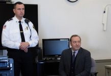El actor Kevin Spacey (d) asiste a un juicio ante el tribunal de Nantucket, hoy, 7 de enero de 2018.