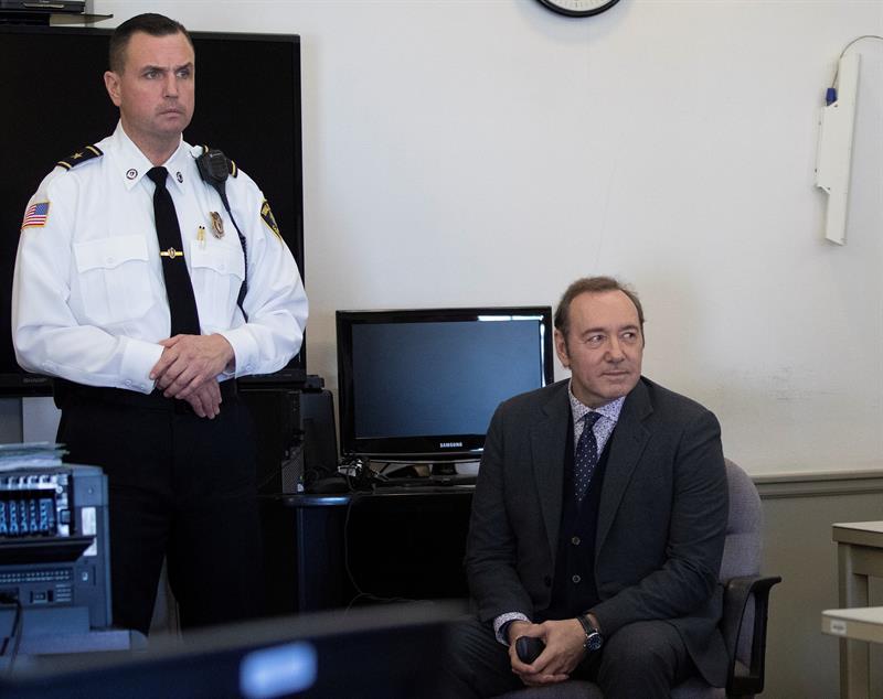 El actor Kevin Spacey (d) asiste a un juicio ante el tribunal de Nantucket, hoy, 7 de enero de 2018. 