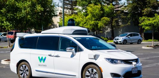 Más allá del enorme reto que supone poner en marcha una compañía de vehículos autónomos, Waymo se enfrenta en las ciudades de Arizona donde circulan sus automóviles a una "guerra de guerrillas" con vecinos. (Foto de twitter @jose_mendiola)