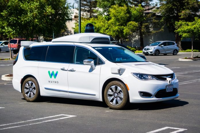 Los coches autónomos de Waymo Más allá del enorme reto que supone poner en marcha una compañía de vehículos autónomos, Waymo se enfrenta en las ciudades de Arizona donde circulan sus automóviles a una