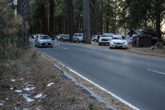La falta de personal en Yosemite y otros parques naturales de EE.UU. a causa del cierre parcial del Gobierno ha hecho que las letrinas lleven días sin limpiarse y que las heces humanas se acumulen. (Foto de twitter @Mundo_ECpe)