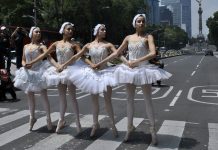 Teatros Ciudad de México celebró en 2018 a las artes escénicas 2018. En el cruce de las calles Génova y Paseo de la Reforma se presentó el espectáculo de danza La Teatralidad del Espacio Urbano a cargo del grupo Ardentía, dirigido por la maestra Reyna Pérez. Durante el cambio de semáforo presentaron fragmentos de ballet clásico para concluir el programa Teatro en plazas públicas. Teatro en tu barrio de la SCCDMX. Fotografía: Itzel Martínez/ Secretaría de Cultura de la CDMX