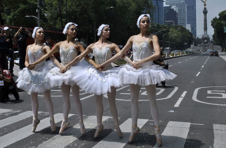 Teatros Ciudad de México celebró en 2018 a las artes escénicas 2018. En el cruce de las calles Génova y Paseo de la Reforma se presentó el espectáculo de danza La Teatralidad del Espacio Urbano a cargo del grupo Ardentía, dirigido por la maestra Reyna Pérez. Durante el cambio de semáforo presentaron fragmentos de ballet clásico para concluir el programa Teatro en plazas públicas. Teatro en tu barrio de la SCCDMX. Fotografía: Itzel Martínez/ Secretaría de Cultura de la CDMX