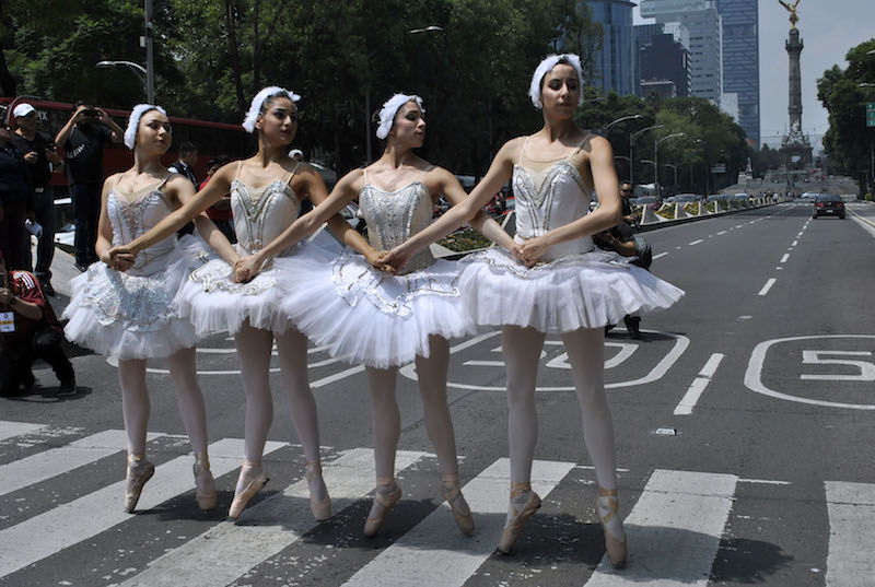2018. En el cruce de las calles Génova y Paseo de la Reforma se presentó el espectáculo de danza La Teatralidad del Espacio Urbano a cargo del grupo Ardentía, dirigido por la maestra Reyna Pérez. Durante el cambio de semáforo presentaron fragmentos de ballet clásico para concluir el programa Teatro en plazas públicas. Teatro en tu barrio de la SCCDMX. Fotografía: Itzel Martínez/ Secretaría de Cultura de la CDMX