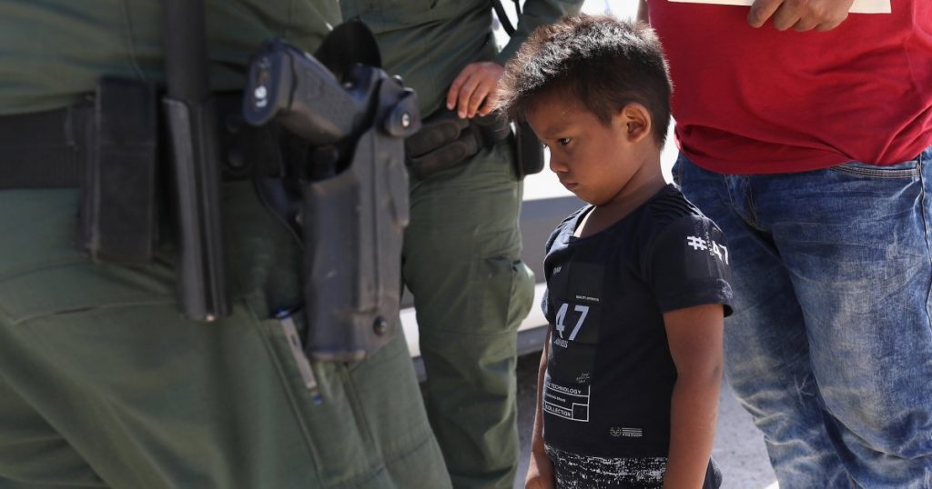 "El n&uacute;mero total de ni&ntilde;os separados de sus padres por las autoridades fronterizas es desconocido", indica el documento.