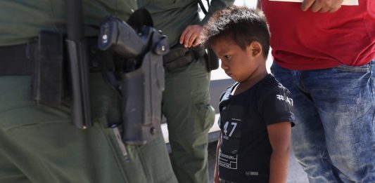 "El número total de niños separados de sus padres por las autoridades fronterizas es desconocido", indica el documento.