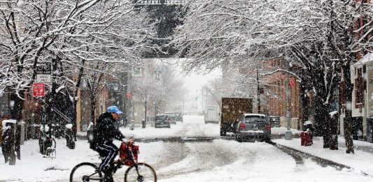 Nueva York se preparaba hoy para la llegada de un fuerte temporal al que seguirá un periodo de gélidas temperaturas.