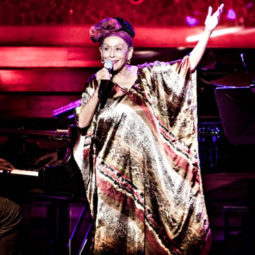 La diva del Buenavista Social Club, de 88 a&ntilde;os, apareci&oacute; por sorpresa en el escenario durante el concierto de Stone.