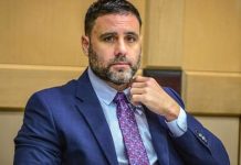 Fiscalía asegura que sus pruebas "corroboran" la culpabilidad de Pablo Ibar El que fuera vecino de Sucharsky testificó que creyó ver a Ibar como una de las dos personas que salieron de la vivienda de la víctima.