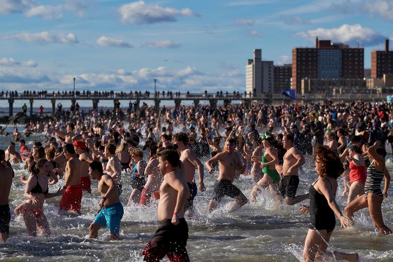 Personas participan en el Coney Island Polar Bear Club el d&iacute;a de a&ntilde;o nuevo en Coney Island de Brooklyn, Nueva York, hoy 1 de enero de 2019.