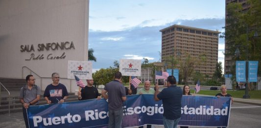 Simpatizantes de organizaciones incluidas en la Sociedad Civil Estadista, que apoya la plena anexión de Puerto Rico a Estados Unidos, se manifestaron hoy en San Juan.