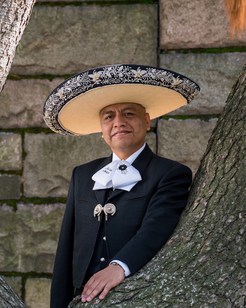Hace veintiocho años Ramón Ponce junto a su padre iniciaron la música mariachi en Nueva York, por lo cual con orgullo dice: “Cuando nos ponemos el traje de charro tenemos un compromiso, representamos no solo un género musical, si no a una cultura y tradiciones de muchos años, que queremos compartir. Desde que llegamos y comenzamos con la música mariachi, nuestra meta ha sido compartir nuestra cultura. Gracias a Dios porque a la gente le ha gustado el trabajo que hemos hecho.