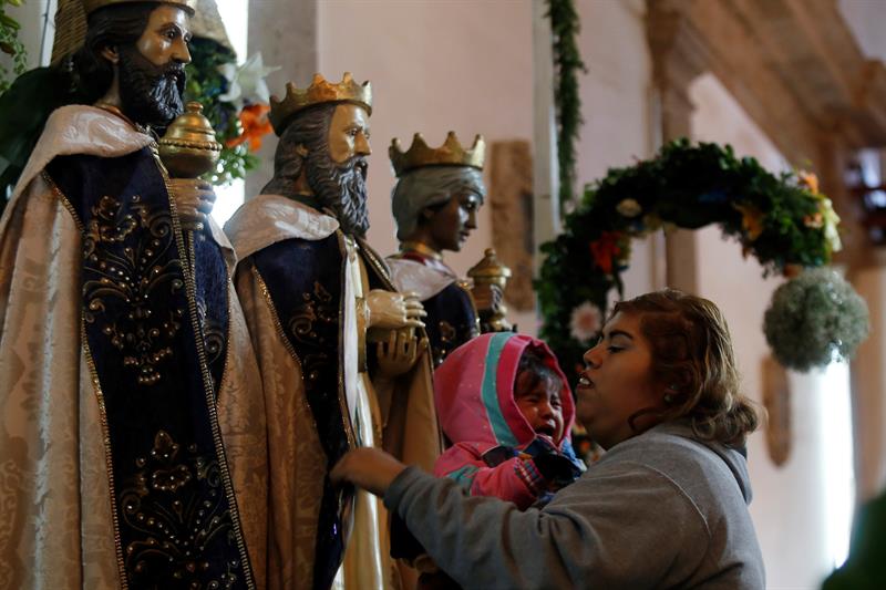 Los fieles entran al santuario de pie o de rodillas hasta donde están las figuras de los tres Reyes Magos, de unos dos metros de alto.