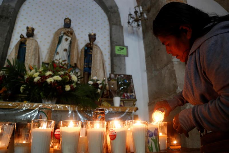 Los creyentes acuden también hasta el altar para dar gracias por algún favor recibido o para pedir por la salud y el bienestar de sus familiares.