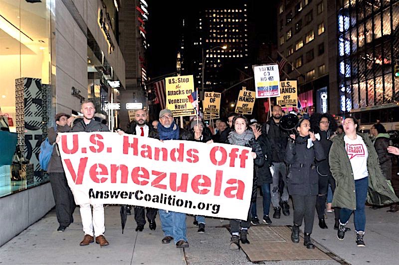 (tomada de&nbsp;https://www.liberationnews.org/aclarando-las-mentiras-sobre-venezuela/) Simpatizantes de Nicol&aacute;s Maduro marcharon desde el Consulado de Venezuela hacia la Torre Trump, coordinados por el Partido por el Socialismo y la Liberaci&oacute;n (PSL) integrado por representantes del movimiento 12 de diciembre, Bayan, el Partido Nacionalista de Puerto Rico y el grupo dominicano Marcha Verde, como muestra esta foto publicada por el peri&oacute;dico digital del PSL.