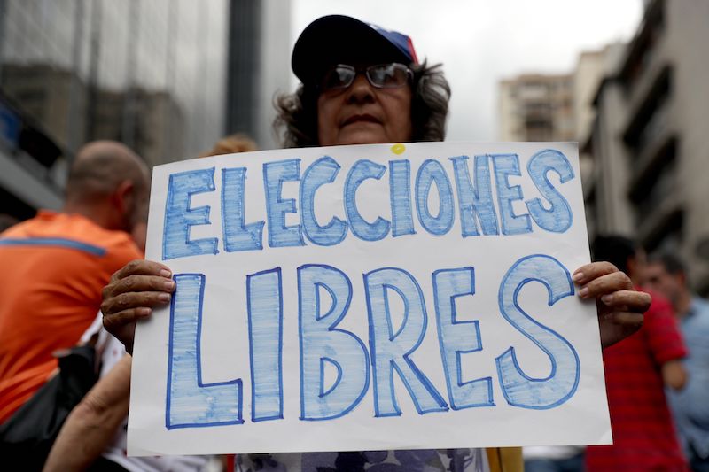 Opositores venezolanos participan en una manifestaci&oacute;n para exigir el fin de la crisis y en respaldo a la Presidencia interina de Juan Guaid&oacute;.