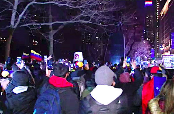 (Tomada de un video de noticias de Telemundo) Decenas de venezolanos se reunieron el 23 de enero en el Monumento al Libertador Sim&oacute;n Bol&iacute;var en el Central Park de Manhattan, para manifestar su respaldo al Presidente Interino Juan Guaid&oacute; y exigir un cambio de gobierno democr&aacute;tico en su pa&iacute;s de origen, donde se vive una crisis econ&oacute;mica y humanitaria sin precedentes.