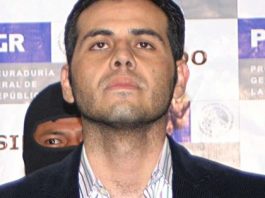 Hijo de El Mayo Zambada detalla la huida de El Chapo de prisión en 2003 Vicente Zambada, hijo de Ismael "El Mayo" Zambada, narró en el juicio cómo su "compadre" el Chapo le explicó su huida de la cárcel en 2003 escondido en un carrito de la lavandería.