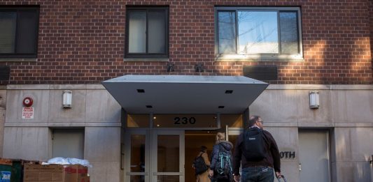 La Alcaldía de Nueva York ha denunciado hoy a una inmobiliaria de la ciudad por realizar alquileres de corta duración, principalmente a través de la plataforma en línea Airbnb.