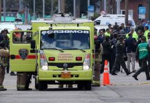 El terrorismo revivió hoy en la capital colombiana con la detonación de una camioneta cargada con 80 kilos de explosivos dentro de la principal escuela de la Policía del país
