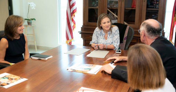 Al momento, Joy Lynn-Suarez Kindy y Mar&iacute;a Rol&oacute;n, de la Oficina de Servicio al Estudiante, han sido seleccionadas para participar en una serie de capacitaciones intensivas durante el transcurso del 2019-2020.