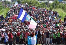 Los primeros integrantes de una nueva caravana de migrantes hondureños llegaron hoy a la frontera entre Guatemala y México.