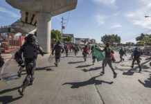 Cuatro hondureños de la caravana, entre ellos un supuesto promotor de la caminata, han sido detenidos.