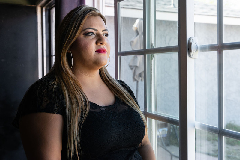 Marcela Villa dijo que su supervisor la presionaba para que negara los reclamos de servicios m&eacute;dicos. "Si se trataba de un caso de alto costo, intentaban negarlo", dijo. "No puedes negar algo solo porque va a costar $20,000". (Heidi de Marco/KHN)