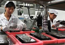 Donald Trump, pidió hoy públicamente a Apple que traslade la producción de sus populares teléfonos iPhone y el resto de sus productos de China.