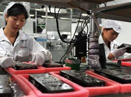 Donald Trump, pidió hoy públicamente a Apple que traslade la producción de sus populares teléfonos iPhone y el resto de sus productos de China.
