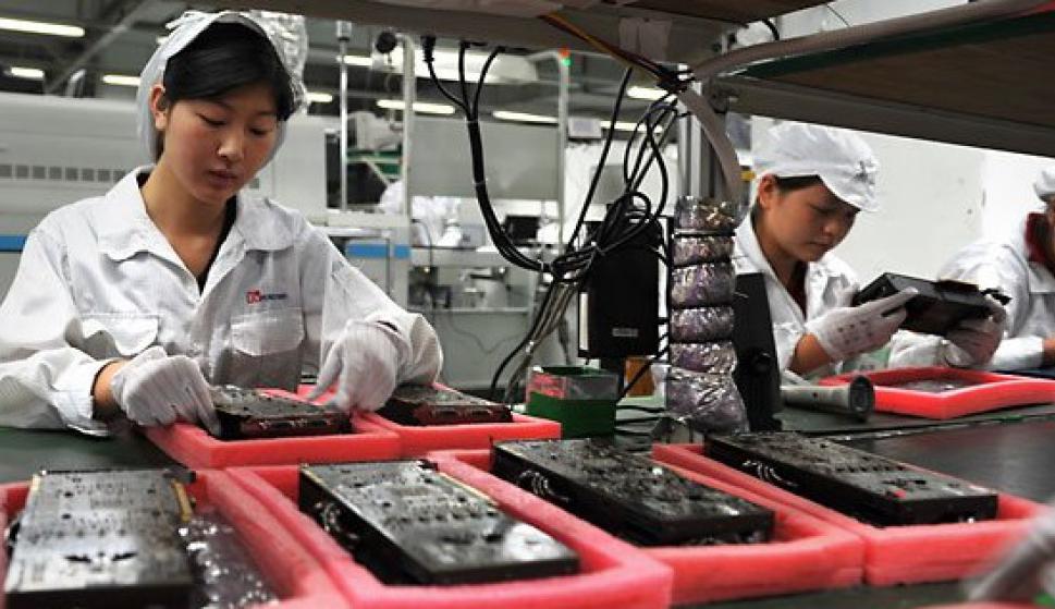 Donald Trump, pidi&oacute; hoy p&uacute;blicamente a Apple que traslade la producci&oacute;n de sus populares tel&eacute;fonos iPhone y el resto de sus productos de China.