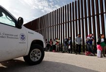 La Patrulla Fronteriza de Estados Unidos dio a conocer este miércoles un video en el que se ve a un grupo de 118 indocumentados saltando el muro con México en el estado de Arizona