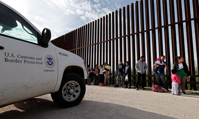 inmigrantes detenidos en la frontera La Patrulla Fronteriza de Estados Unidos dio a conocer este miércoles un video en el que se ve a un grupo de 118 indocumentados saltando el muro con México en el estado de Arizona