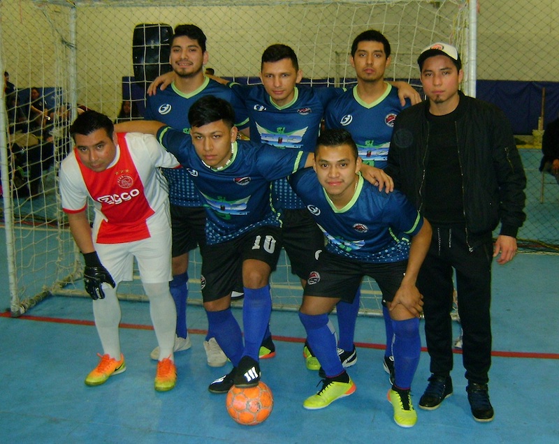Integrantes del sexteto guatemalteco, Quetzal F.C., dirigido por los hermanos&nbsp;Wilson y Yorv&iacute;n P&eacute;rez,actualmente ocupando el segundo lugar en la Fair Play Soccer League/Liga Juego Limpio que desarrolla su campeonato los viernes en la sede-local de la Brooklyn Junios S.L. en Brooklyn. (Foto: Buki Chapin)