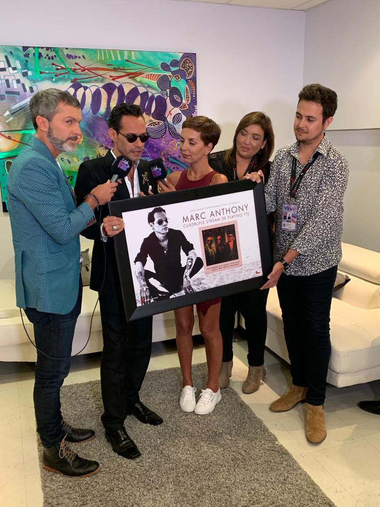 Sony le presentó una placa de cuádruple stream de platino por el tema 'Está Rico'.