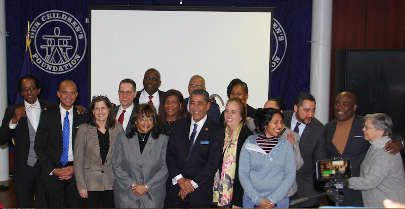 El Congresista Espaillat se fotografió con algunos de los oficiales electos que le acompañaron durante la presentación de su informe anual de trabajo.