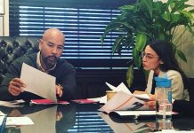 La congresista Alexandria Ocasio-Cortez (d) y Ruben Diaz, Presidente de El Bronx.