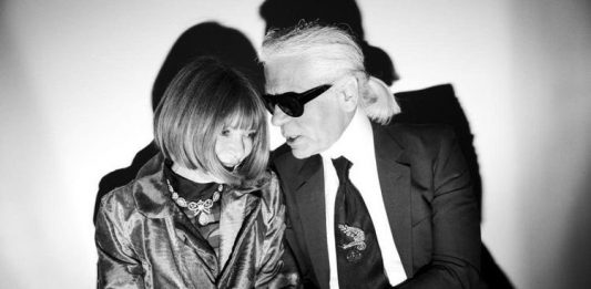 Wintour confiesa en la pieza que la pérdida de Lagerfeld es "especialmente dolorosa" puesto que el modisto nunca "se desenamoró de la moda ni del mundo".
