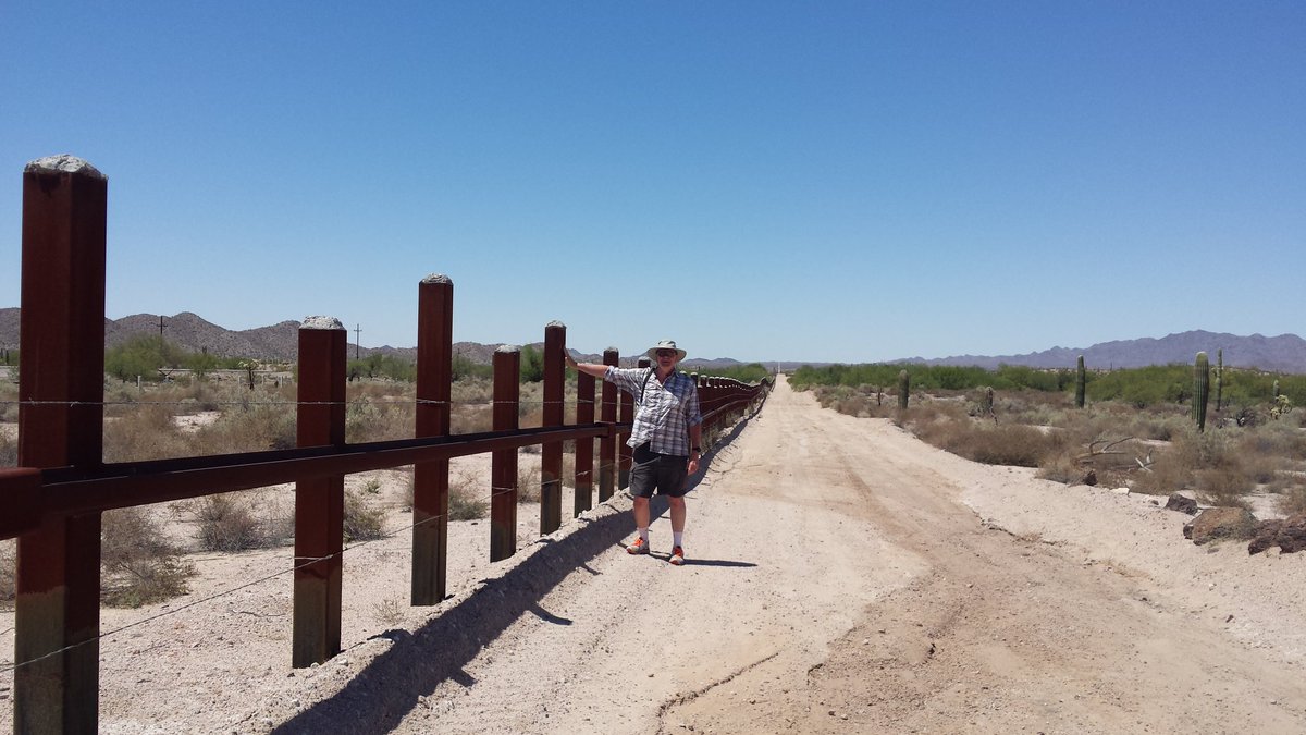 Los migrantes solo tienen que caminar unos pocos metros y pasar un alambrado para estar en territorio estadounidense.
