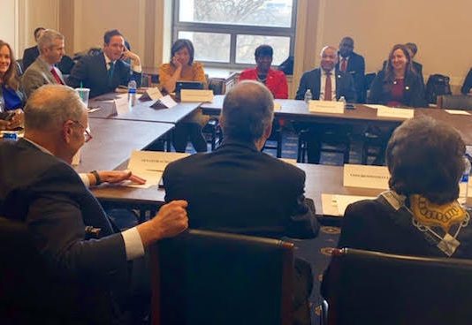 El presidente de la Asamblea Heastie, la líder de la mayoría en la Asamblea, Crystal Peoples-Stokes, y la presidenta de relaciones entre el estado y el gobierno federal, Nily Rozic, junto a los miembros de la delegación neoyorquina en el Congreso. Foto NYSA
