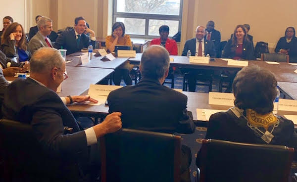 El presidente de la Asamblea Heastie, la l&iacute;der de la mayor&iacute;a en la Asamblea, Crystal Peoples-Stokes, y la presidenta de relaciones entre el estado y el gobierno federal, Nily Rozic, junto a los miembros de la delegaci&oacute;n neoyorquina en el Congreso. Foto NYSA
