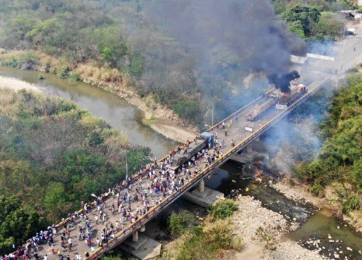 En el puente Simón Bolívar, un grupo de miembros de la Policía Nacional Bolivariana (PNB) de Venezuela cortaron el paso a los manifestantes.