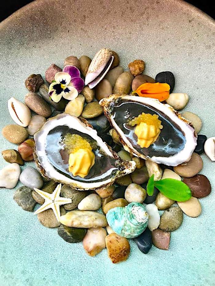 En los platos creados por el Chef Aguilar,&nbsp;como estas ostras con leche de tigre de tinta de calamar, mousse de uni y caviar, florecen los sabores tradicionales peruanos, llenos de sabor, de color, de gran calidad, con los cuales se deleita una comunidad muy variada que descubre la riqueza cultural de Per&uacute; en Nueva York a trav&eacute;s de su cocina.