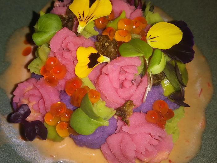 La causa de salm&oacute;n del Chef Miguel Aguilar es una de sus creaciones en las que se aprecia la exquisitez de su presentaci&oacute;n, una fusi&oacute;n sensacional de sabores tradicionales en platos hermosa y detalladamente decorados.